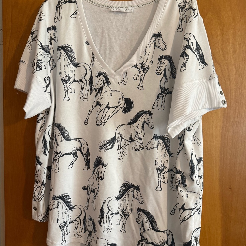 Elegant Horse Print V-Neck Tee